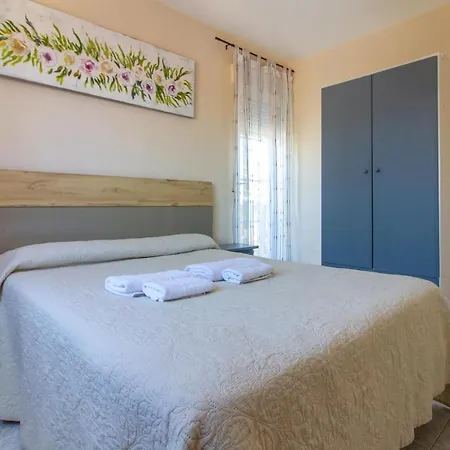 Amazing In With Outdoor Swimming Pool, Wifi And 3 Bedrooms *